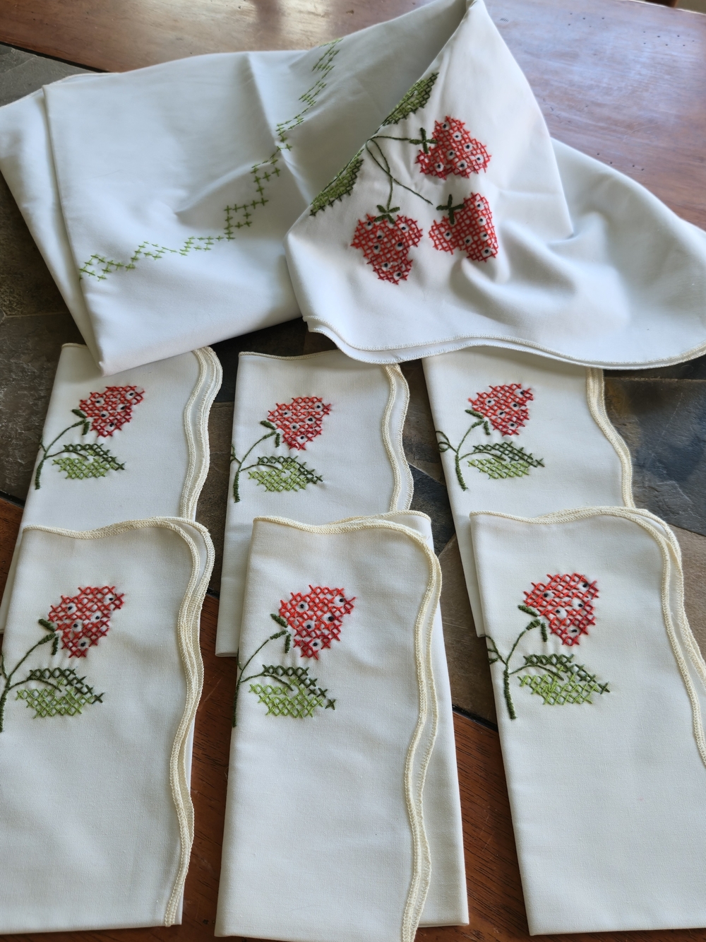 Vintage Hand Embroidered Strawberry Tablecloth 6 Napkins 56"